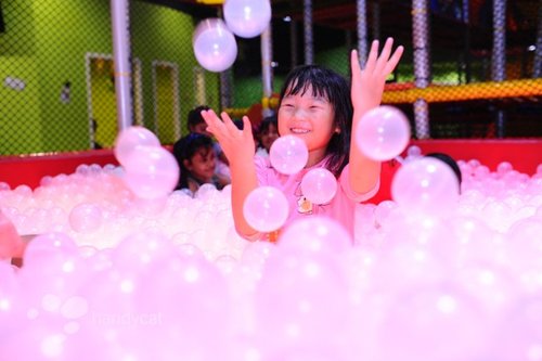 Square ballpool 200x200x60 cm with RGB light, color & intensity control